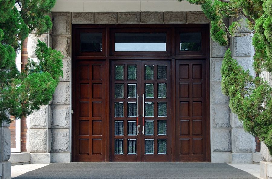 新しいドアが必要ですか？ご自宅にぴったりのドアを見つけるための5つのヒント